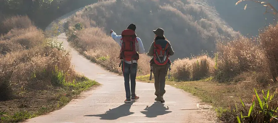 کوله‌پشتی برای سفرهای خانوادگی: چه ویژگی‌هایی برای والدین با فرزند اهمیت دارد؟